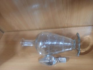 Antica bottiglia da liquore in vetro con tappo 640513926