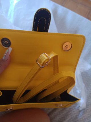 Cartera amarilla de mano