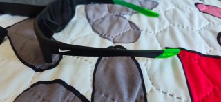 Gafas de sol Nike negras y verdes