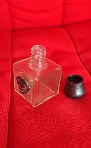 Frasco de cristal decorativo vintage vacío.