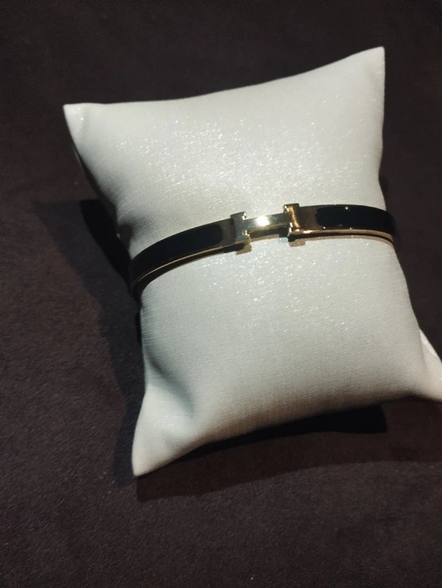 Pulsera Dorada tipo Hermes con Esmalte Negro L 19