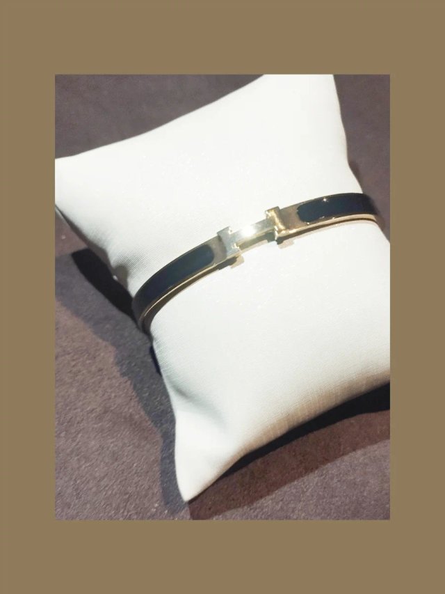 Pulsera Dorada tipo Hermes con Esmalte Negro L 19