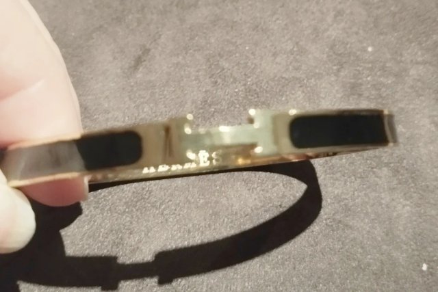 Pulsera Dorada tipo Hermes con Esmalte Negro L 19
