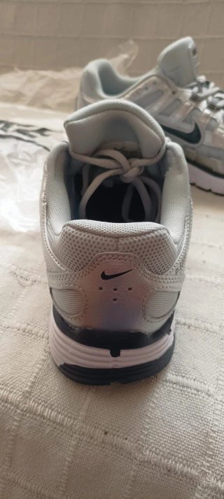 Zapatillas Nike plateadas y blancas