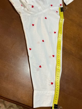 Blusa blanca con corazones rojos
