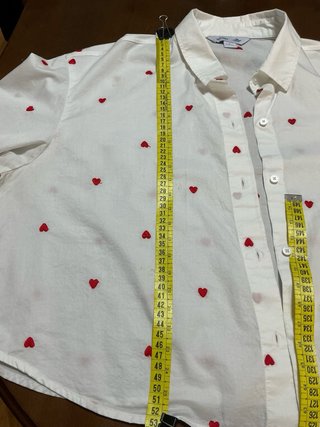 Blusa blanca con corazones rojos