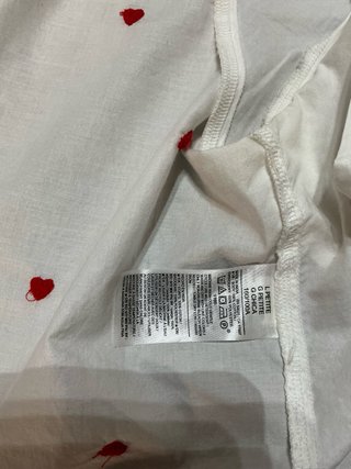 Blusa blanca con corazones rojos
