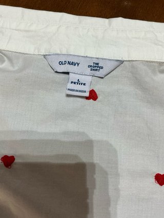 Blusa blanca con corazones rojos