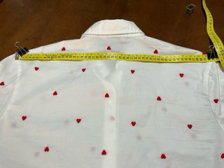 Blusa blanca con corazones rojos
