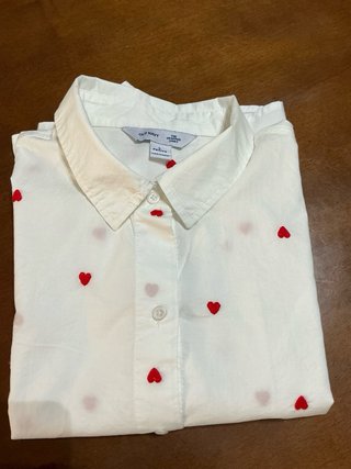 Blusa blanca con corazones rojos