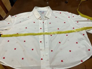 Blusa blanca con corazones rojos