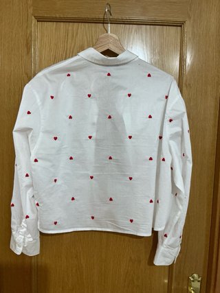 Blusa blanca con corazones rojos