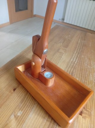 Cascanueces de madera con bandeja