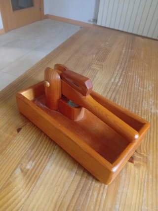 Cascanueces de madera con bandeja