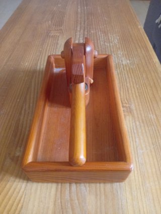 Cascanueces de madera con bandeja