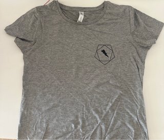 Camiseta gris con estampado geométrico