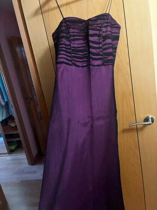Vestido de fiesta morado y negro.