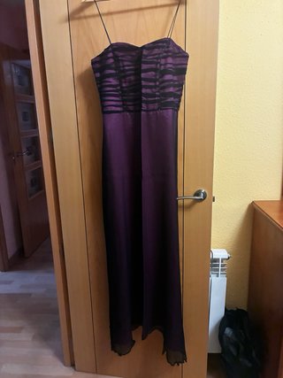 Vestido de fiesta morado y negro.