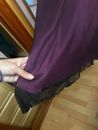 Vestido de fiesta morado y negro.