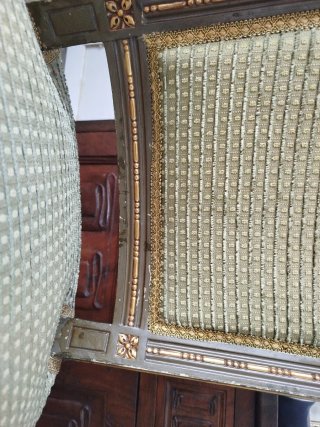 Silla antigua madera y tela dorada