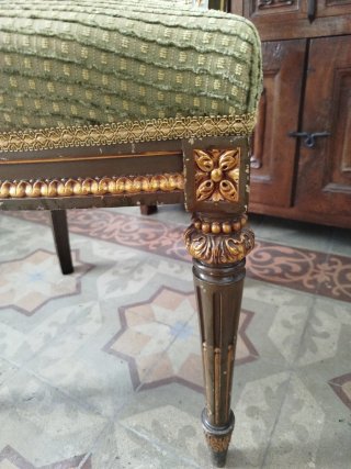 Silla antigua madera y tela dorada