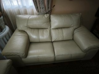 Pareja de sofás de piel beige