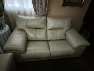 Pareja de sofás de piel beige