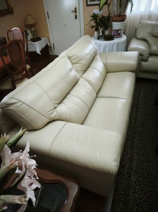 Pareja de sofás de piel beige