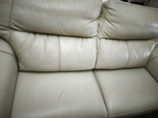 Pareja de sofás de piel beige