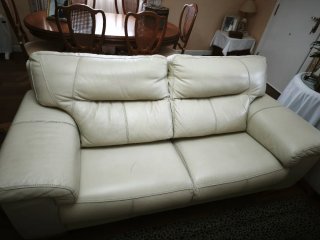 Pareja de sofás de piel beige
