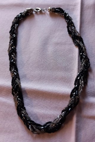 Collana intrecciata nero e grigio