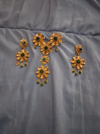 Broche y pendientes.Le falta una piedrecita verde