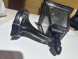 Lámpara de exterior negra y plateada