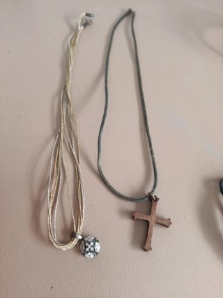 Collares con colgante y cruz