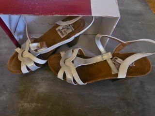 Sandalias de verano plateadas y blancas