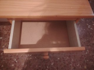 Scrivania in legno con cassetti