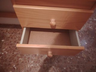 Scrivania in legno con cassetti