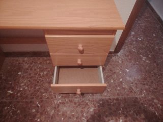 Scrivania in legno con cassetti