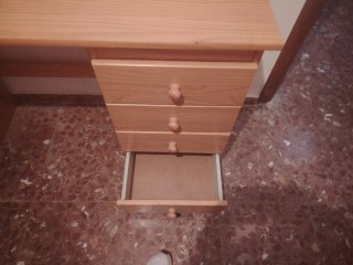 Scrivania in legno con cassetti