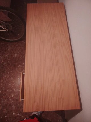 Scrivania in legno con cassetti