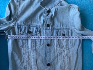 Chaqueta vaquera y bolso a juego