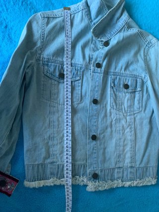 Chaqueta vaquera y bolso a juego