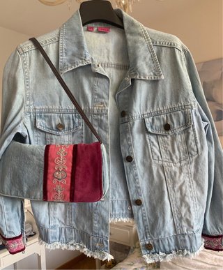 Chaqueta vaquera y bolso a juego