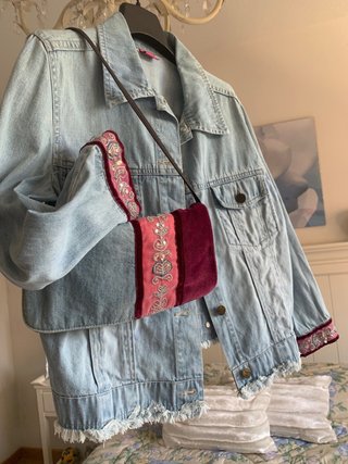 Chaqueta vaquera y bolso a juego