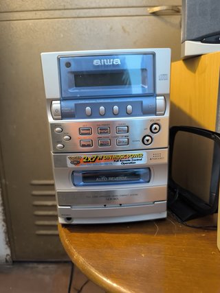 Equipo de música Aiwa con altavoces y mando