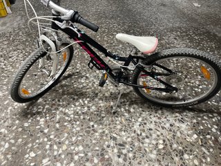 Bicicleta Trek MT220 Negra/Fucsia