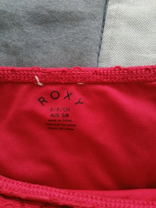 Braga de bikini rosa fucsia con detalles de encaje