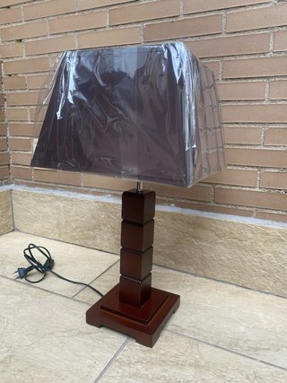 Lámpara de mesa madera oscura