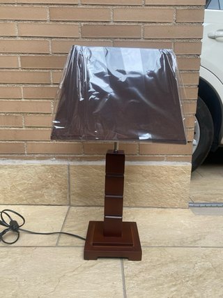 Lámpara de mesa madera oscura