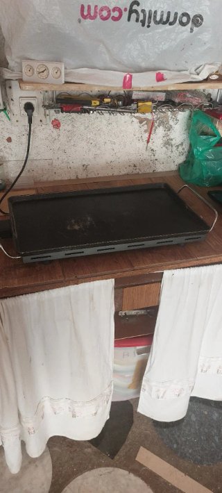 Parrilla Eléctrica Plana está un poco desgastada